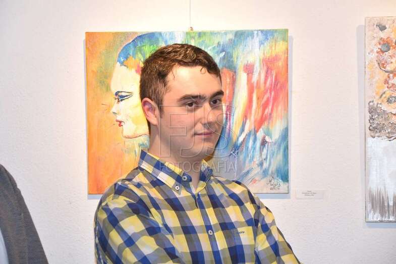 El joven artista Moisés Martín, junto a uno de sus cuadros (Foto Antonio Alí)